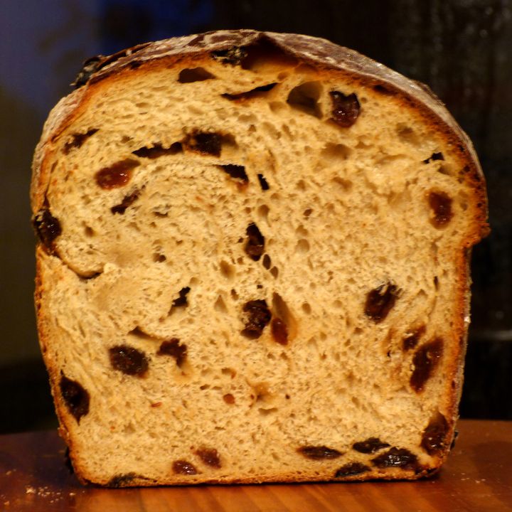 Mlečni kruh z rozinami